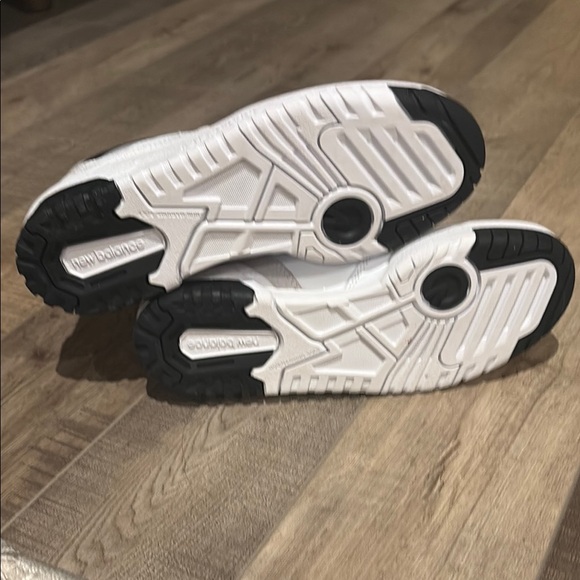 New Balance 550s Womens White and Black Sneakers - Picture 5 of 5